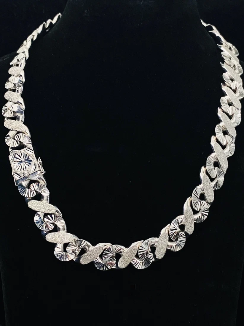 Silver X and O hugging links necklace with diamond-cut accents