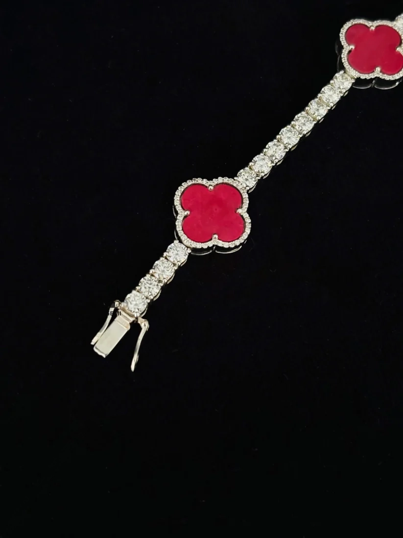 Four-leaf clover bracelet in silver with red stone motifs and diamond accents