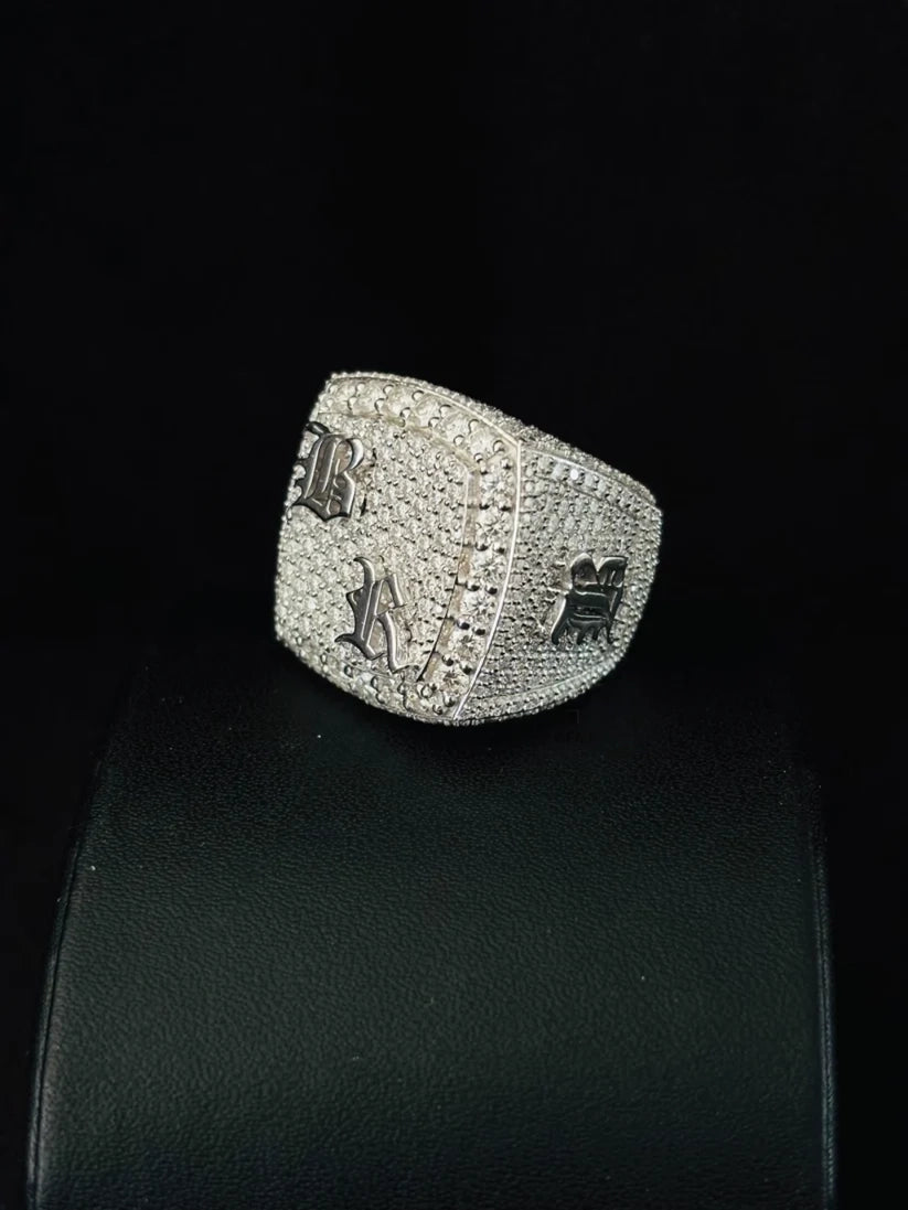 A luxury side view unique style silver hip hop ring with letter men's ring