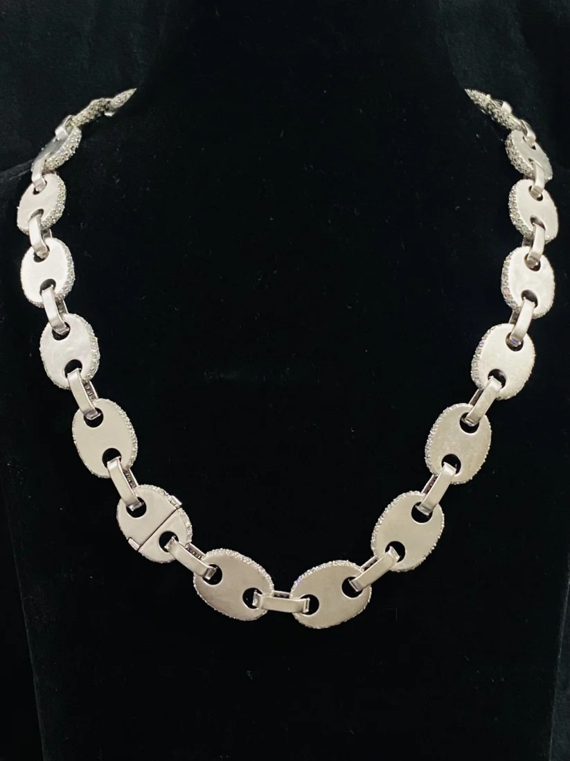 Gold Gucci link chain necklace displayed on a black jewelry bust