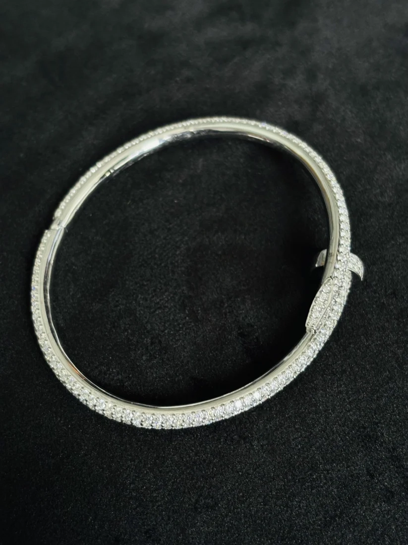 A top view Silver Bust Down Moissanite Catier Bracelet For Her 