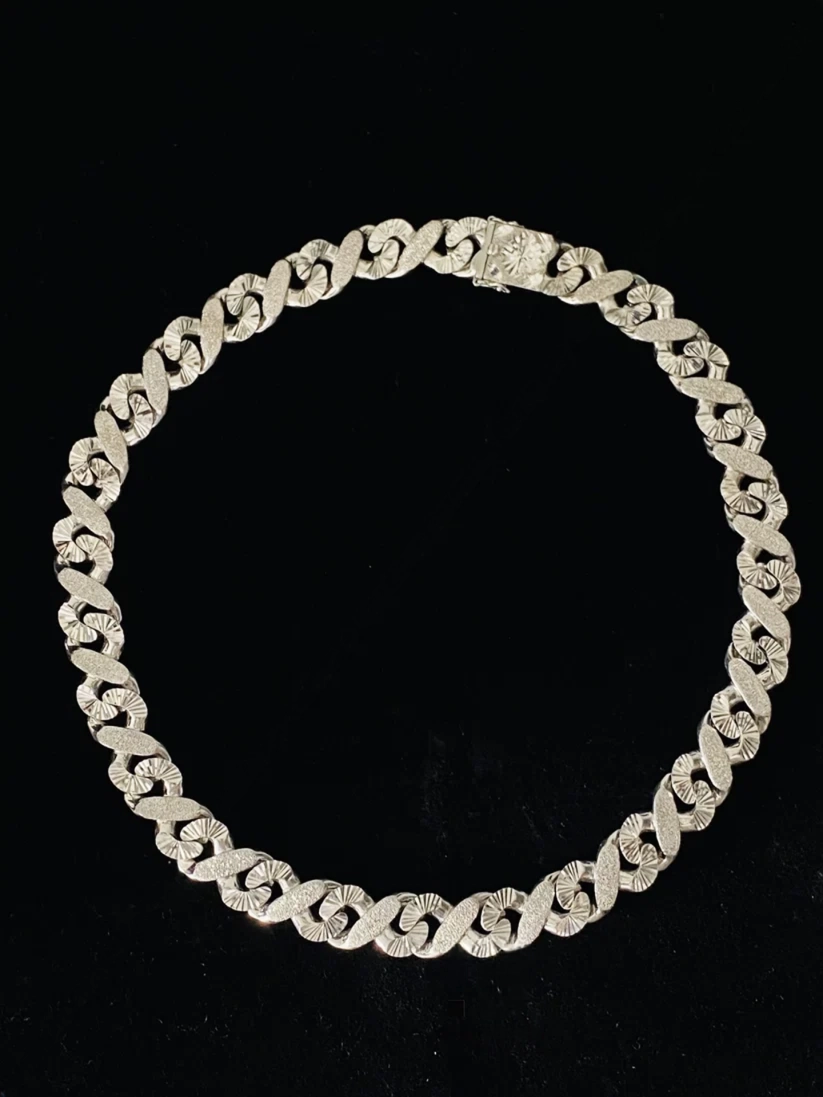 front view of the Silver XO link necklace