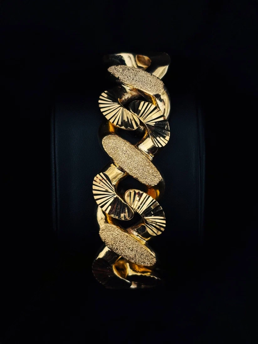 Textured Cuban link chain bracelet with alternating matte and fan-patterned links