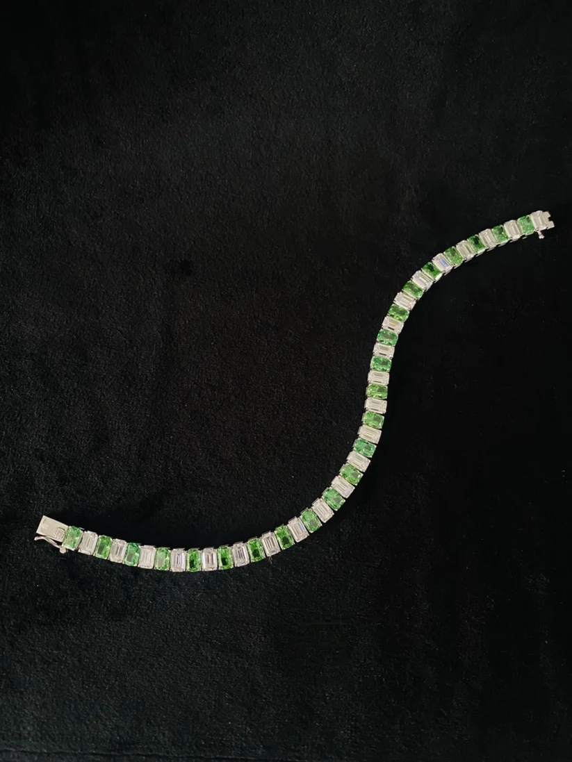Luxurious green and white eternity bracelet with clasp closure