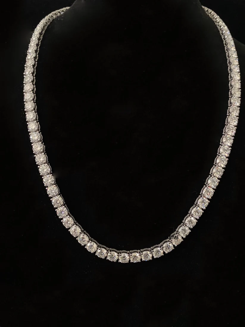 A Close-Up View Of The Moissanite Hip hop Tennis Chain For Unisex 